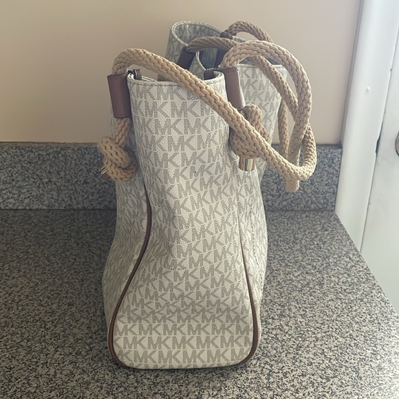 Michael kors purse - Picture 3 of 7